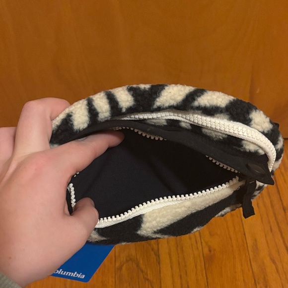 Columbia Monochrome Fleece Helvetia Belt Bag Hip Pack NWT - Picture 3 of 9